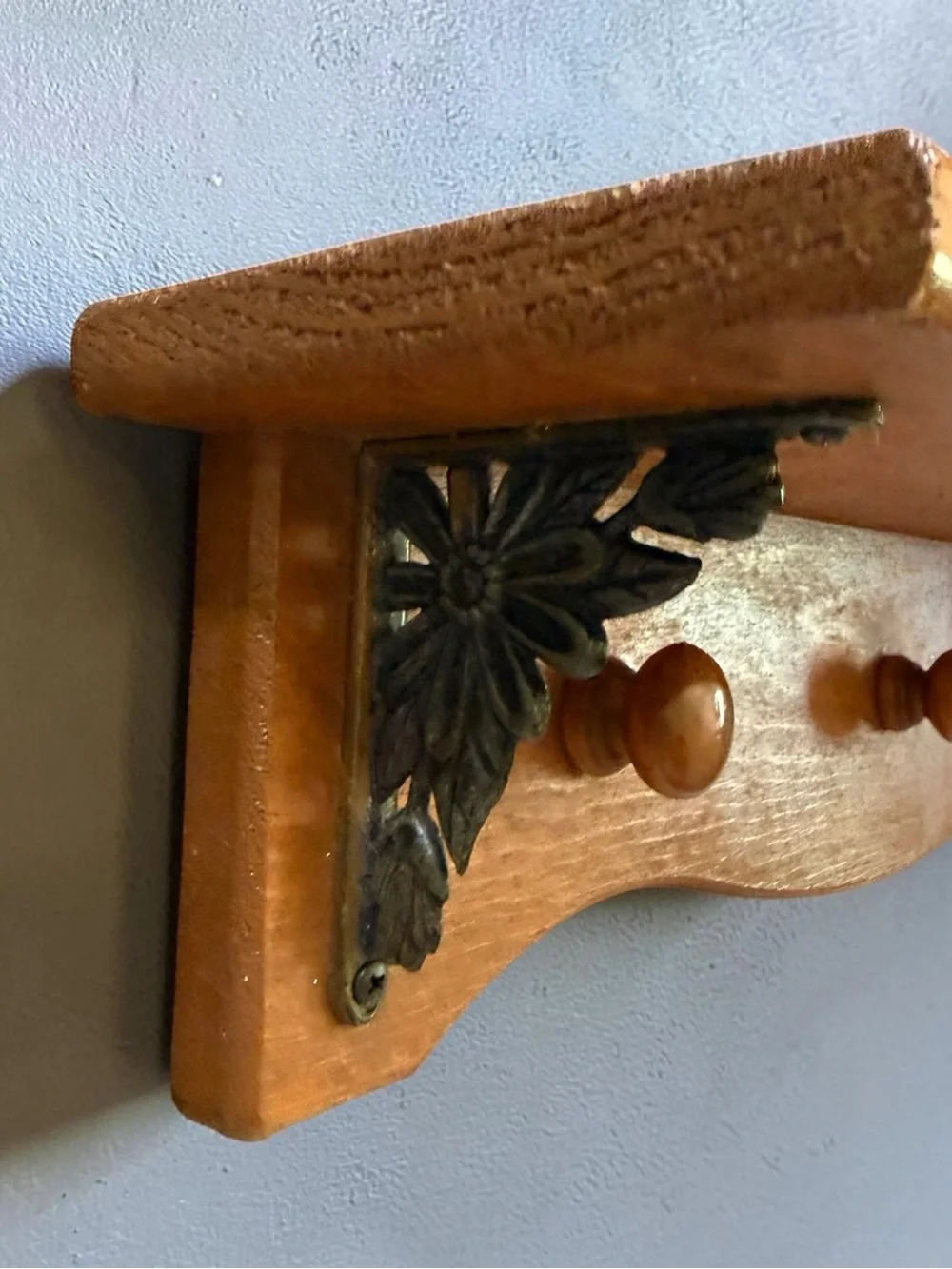 Vtg Wooden Wall Shelf w/ Knobs and Floral Metal Brackets 22” Country Cottage